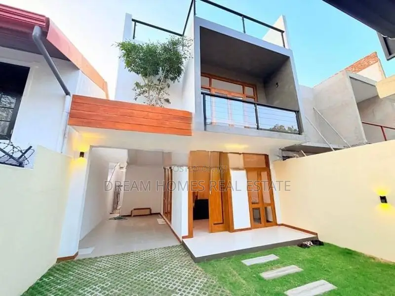 Near Pelawaththa Junction Brand New House for Rent
