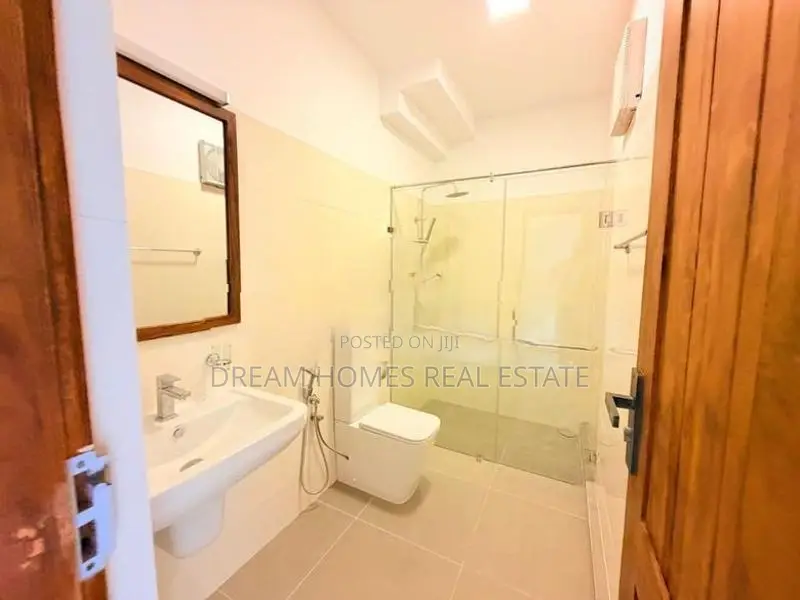 4 Bedrooms Luxury Brand New House for Rent Pelawaththa