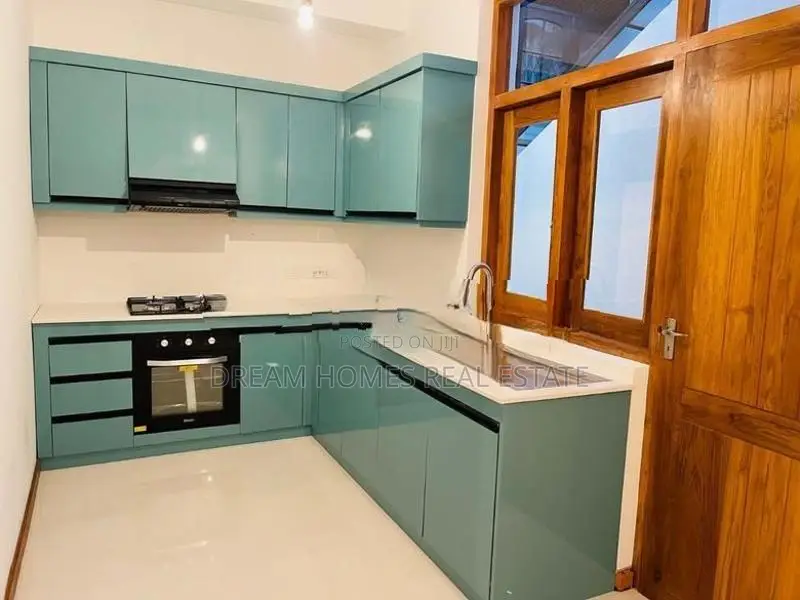 Near Pelawaththa Junction Brand New House for Rent