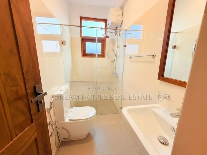 4 Bedrooms Luxury Brand New House for Rent Pelawaththa