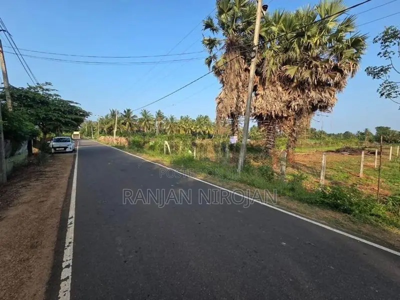 கரவெட்டியில் வீடு / கடை கட்ட ஏற்ற 5 பரப்புக் காணி விற்பனைக்கு