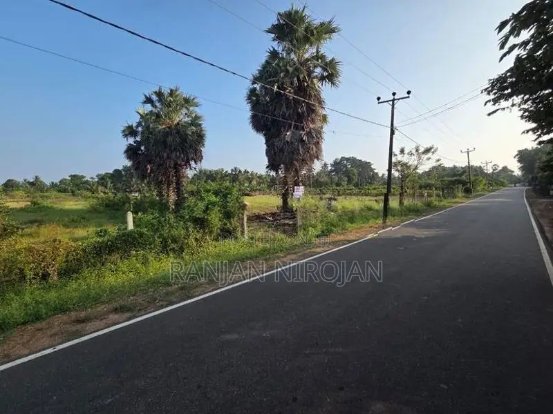 கரவெட்டியில் வீடு / கடை கட்ட ஏற்ற 5 பரப்புக் காணி விற்பனைக்கு