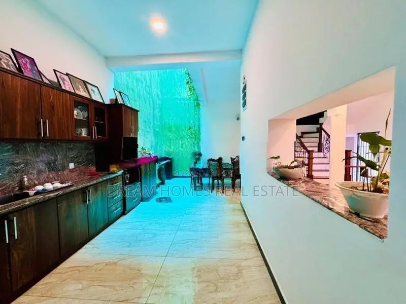 6 Bedroom Modern House with Rooftop for Sale – Battaramulla