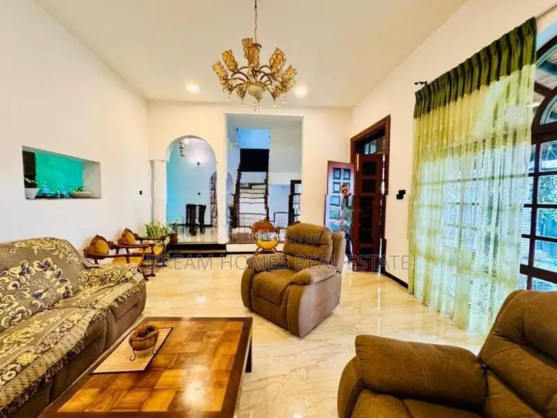 6 Bedroom Modern House with Rooftop for Sale – Battaramulla