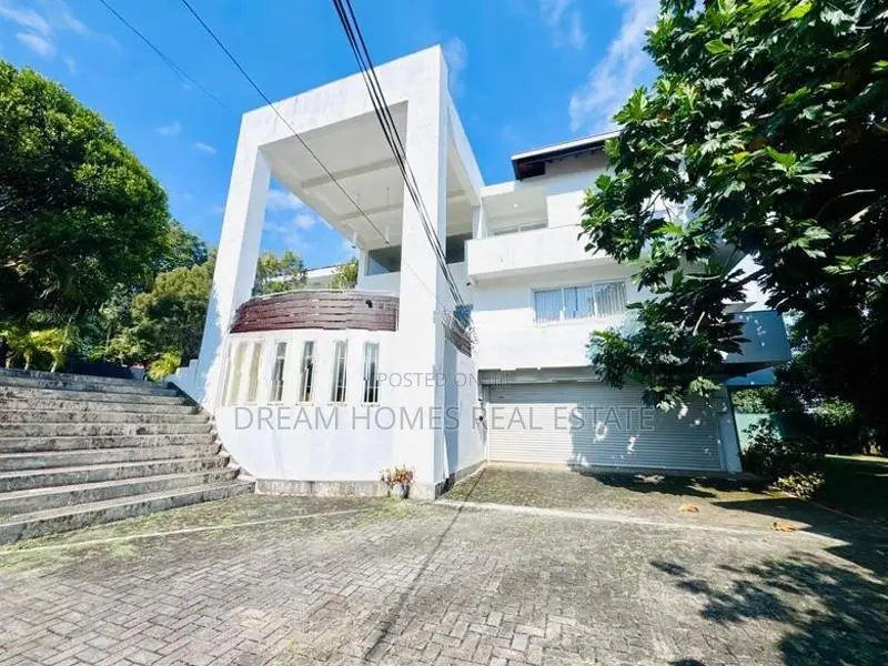 Exclusive Luxury Residence with Rooftop Terrace – Gothatuwa
