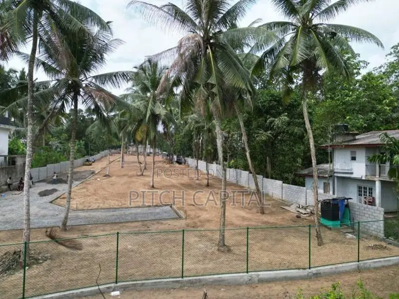 මාලඹේ අතුරුගිරියෙන් සියලු පහසුකම් සහිත ඉඩමක්