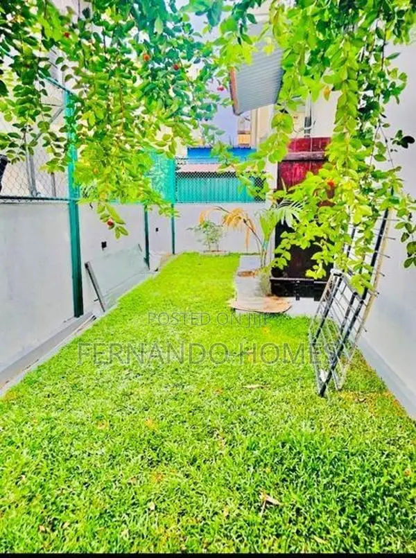 All Good Well Built 4Br Mint Condition Upstair House Sale Jaela Town