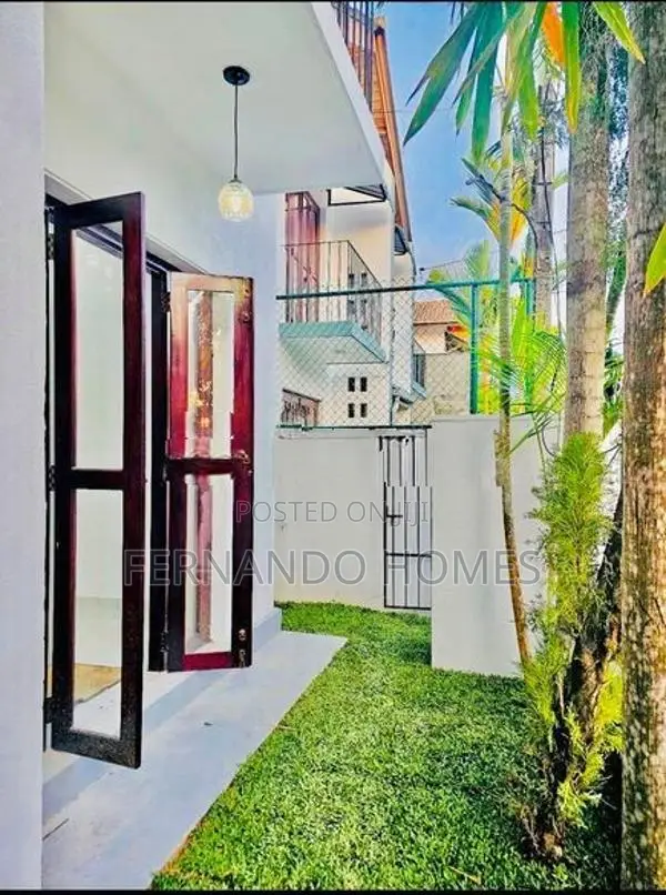 All Good Well Built 4Br Mint Condition Upstair House Sale Jaela Town