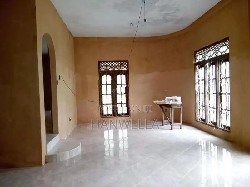 Land with 5BR 2 Story House for Sale - Hanwella