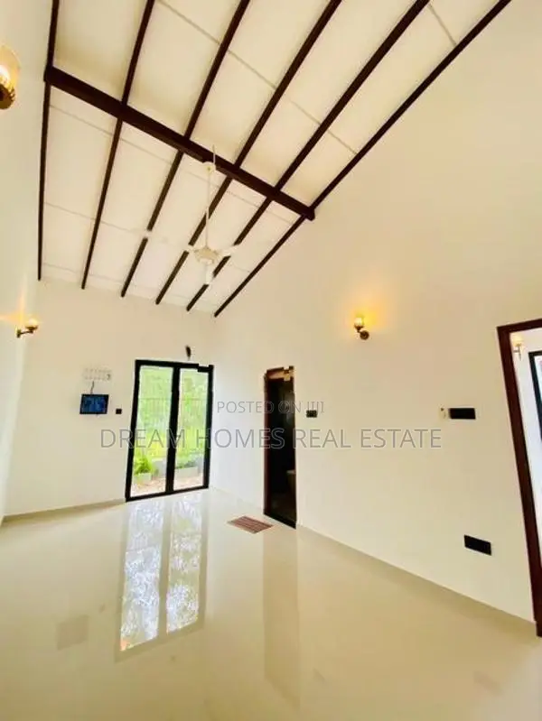 3 Bedroom Home for Sale in Athurugiriya