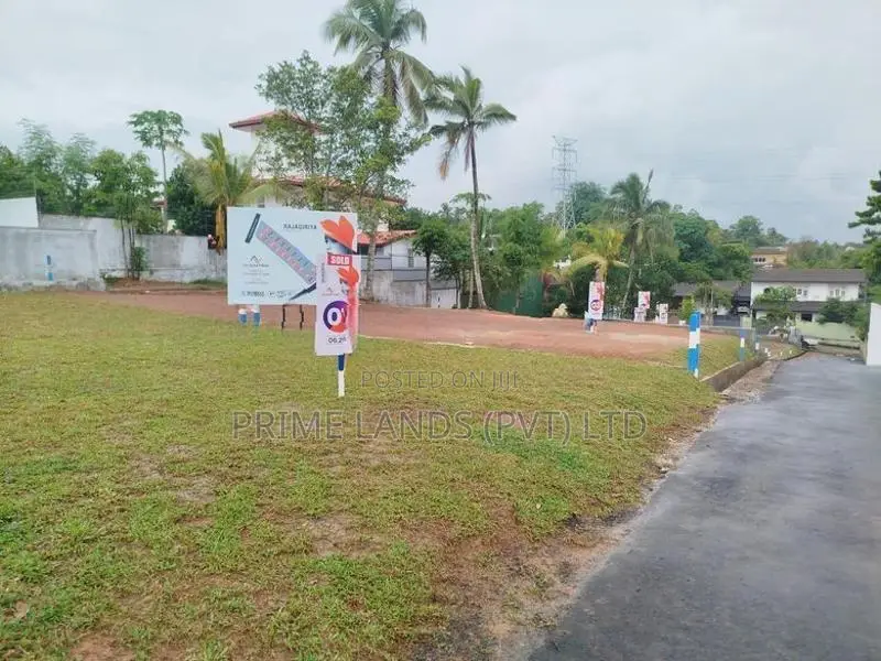 රාජගිරිය හල්ගහදේණිය පාරෙන් බිම් කොටස් විකිණීමට