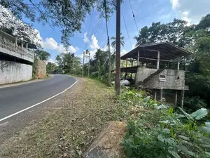 හැටන්-කොළඹ ප්‍රධාන මාර්ගයේ මහල් තුනකින් යුත් ගොඩනැගිල්ලක් බදු දීමට