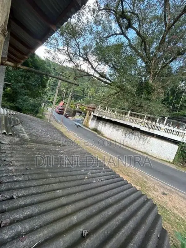 හැටන්-කොළඹ ප්‍රධාන මාර්ගයේ මහල් තුනකින් යුත් ගොඩනැගිල්ලක් බදු දීමට