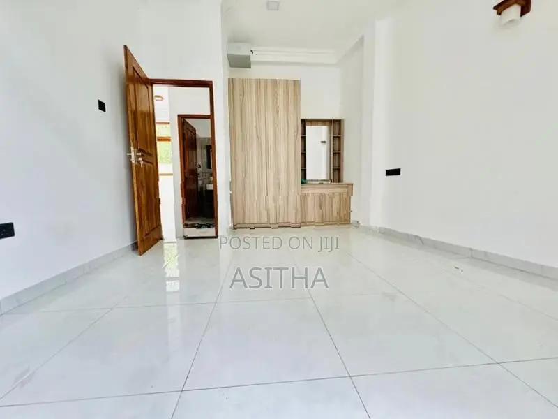 Piliyandala පදින්චි නොවු අලුත්ම දෙමහල් නිවස