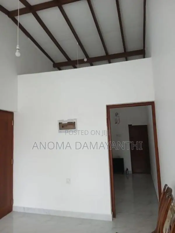 කුලියට කාමර - තරුණියන් Katubedda