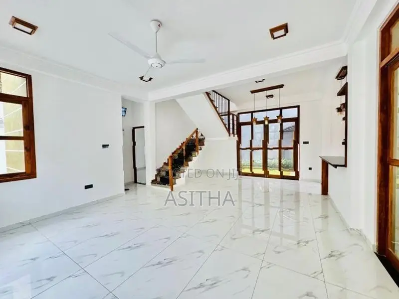 Piliyandala පදින්චි නොවු අලුත්ම දෙමහල් නිවස