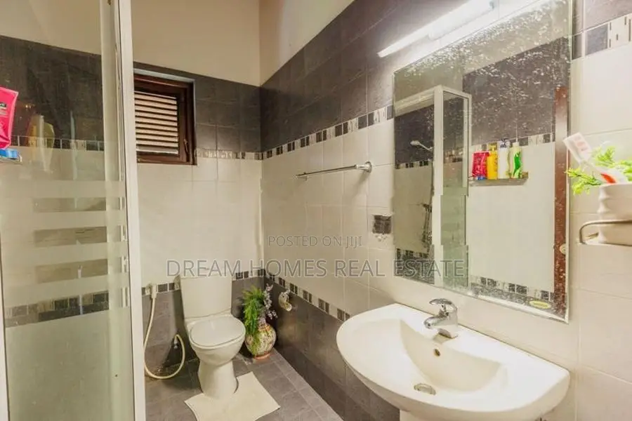 Semi Furnished Fully Ac 5 Bed House Thalawathugoda