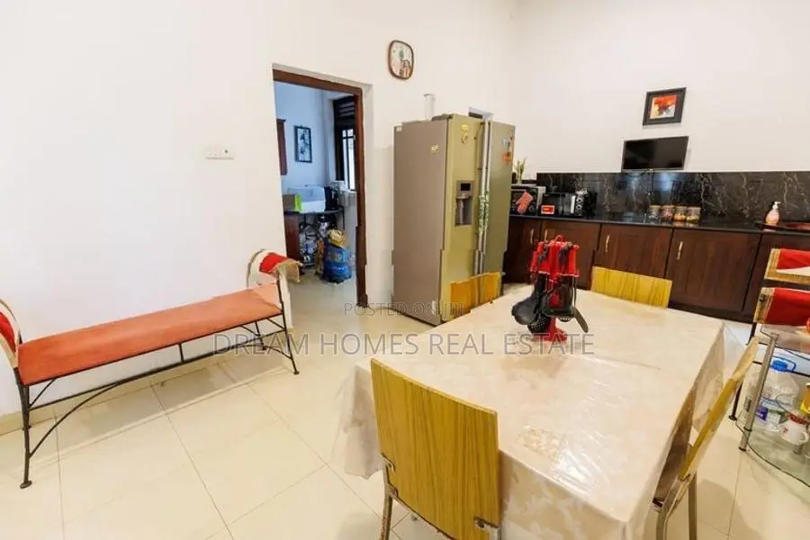 Semi Furnished Fully Ac 5 Bed House Thalawathugoda