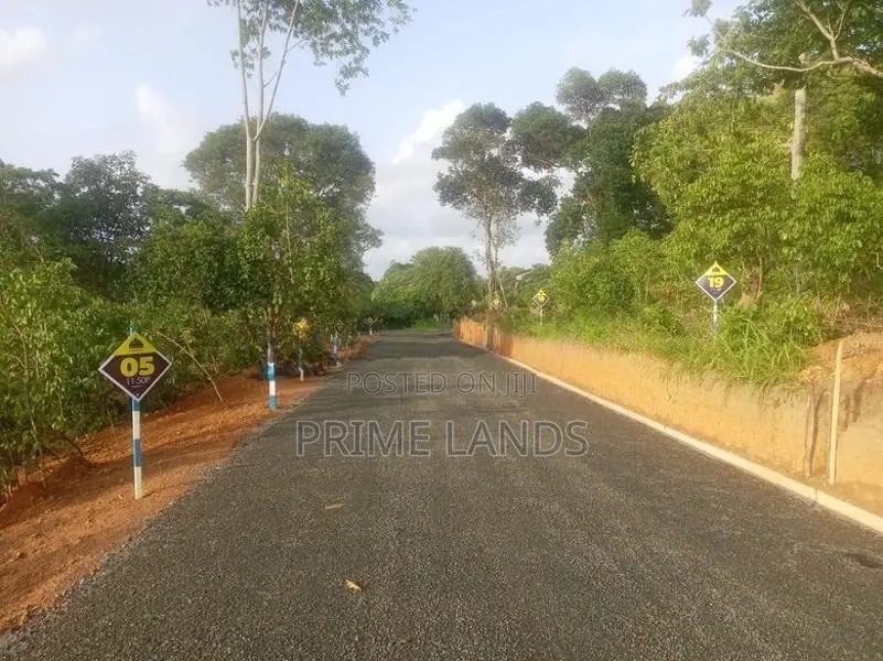 අම්බලන්ගොඩින් බිම් කොටස්