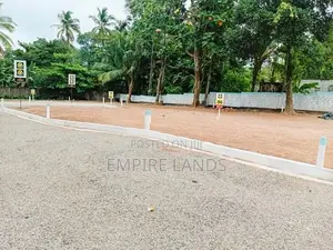 පානදුර නගරයෙන් හිරණ පාරට මුහුණලා බිම් කොටස්