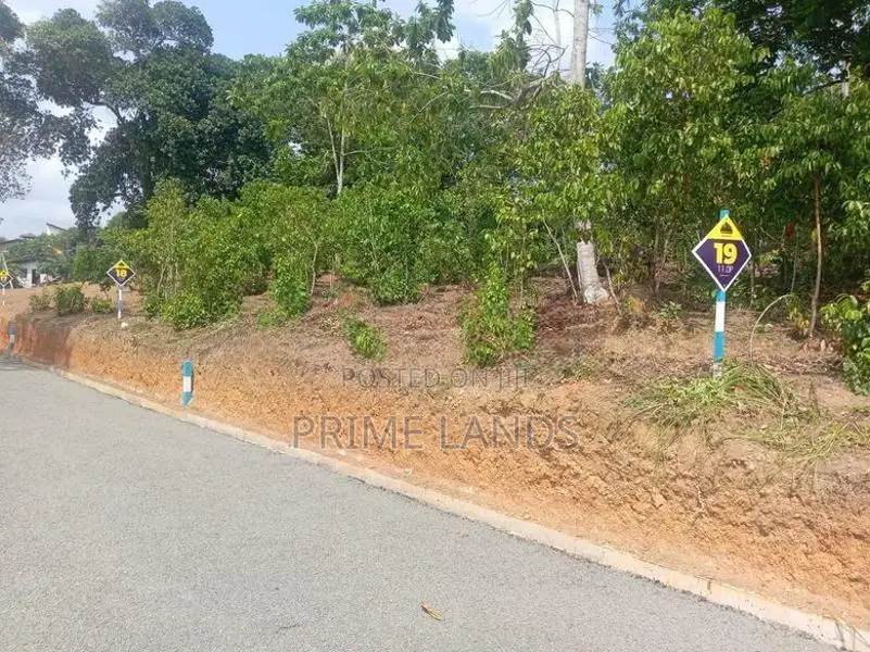 අම්බලන්ගොඩින් බිම් කොටස්