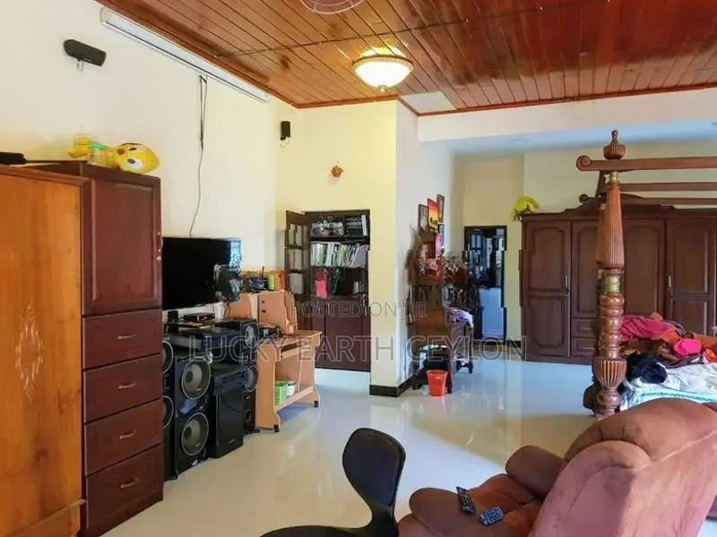 Boralesgamuwa, Partially Furnished 1ST Floor House For Rent (NZM1136)