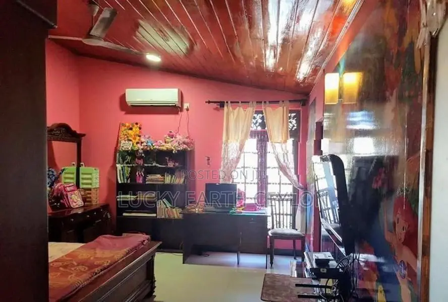 Boralesgamuwa, Partially Furnished 1ST Floor House For Rent (NZM1136)