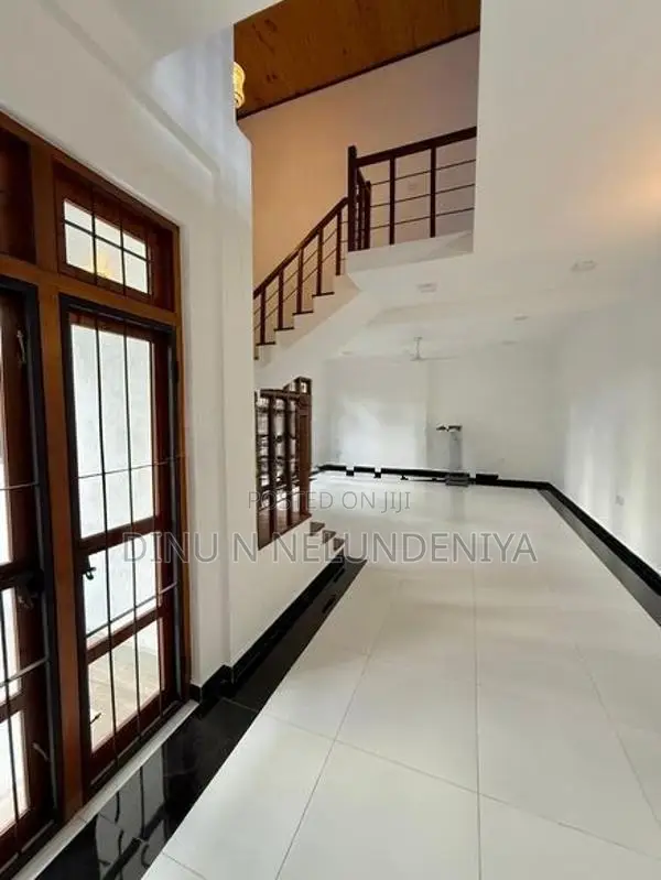 කොට්ටාව මාලබේ පාරේ අනර්ග නේවාසික වටපිටාවක පිහිටි දෙමහල් නිවස විකිණීමට