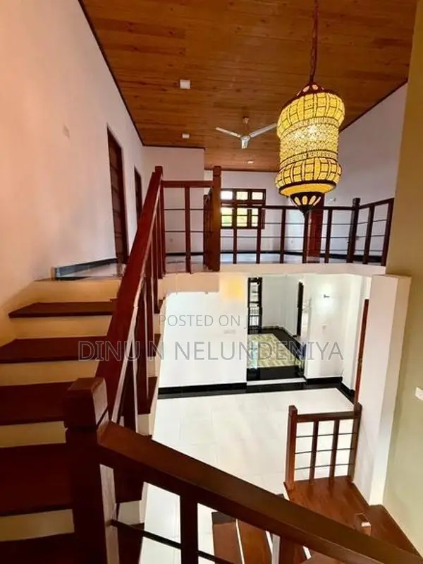 කොට්ටාව මාලබේ පාරේ අනර්ග නේවාසික වටපිටාවක පිහිටි දෙමහල් නිවස විකිණීමට