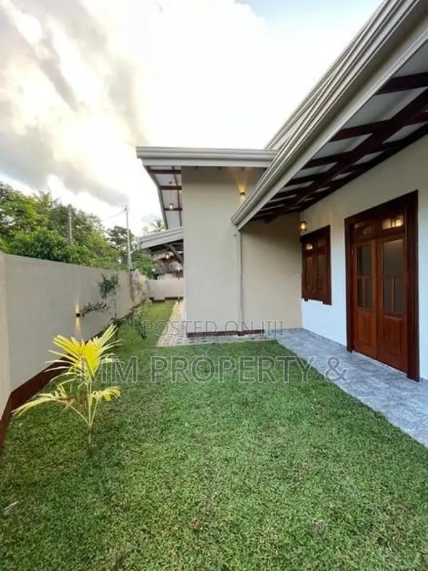 අංගසම්පුර්ණ අලංකාර නවීන නව නිවසක් විකිණීමට - කිරිවත්තුඩුව