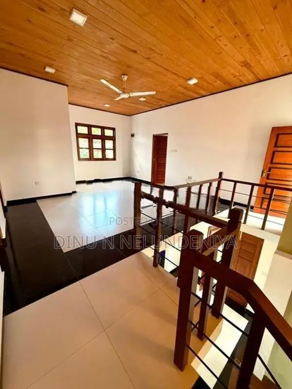 කොට්ටාව මාලබේ පාරේ අනර්ග නේවාසික වටපිටාවක පිහිටි දෙමහල් නිවස විකිණීමට