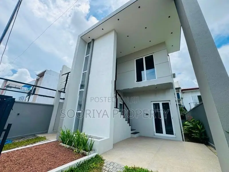 Super Luxury 4 Bedroom Brand New House for Sale - Piliyandala