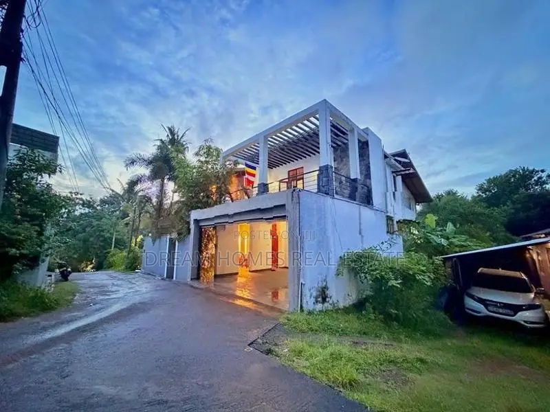 Luxury House for Sale – Home with Pool and Garden-Baththaramulla