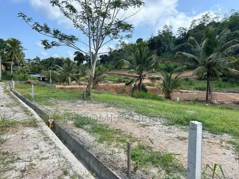 ගාල්ල උඩුගම බස් පාරට ලගින්ම බිම් කොටස්