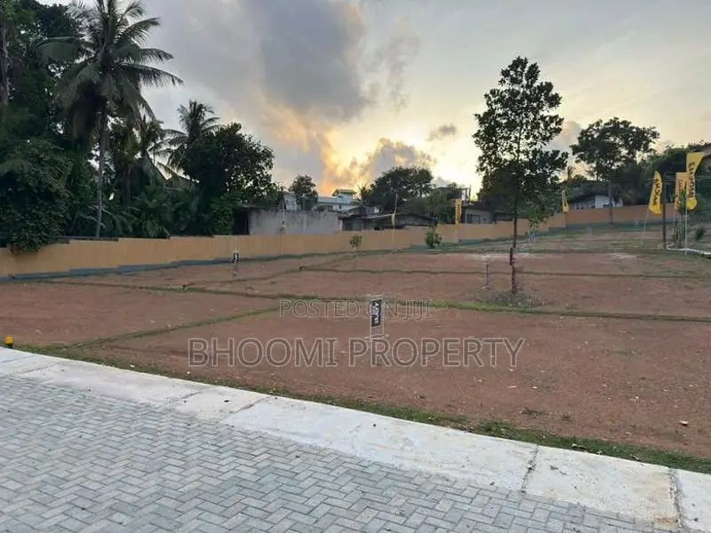 හෝකන්දර වානගුරු මාවතින් නේවාසික බිම්කොටස්