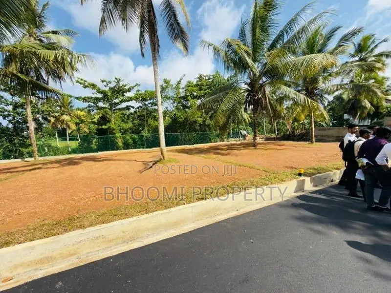 කොලඹ හොරණ ප්‍රධාන පාරට 200m දුරින් නේවාසික බිම්කොටස්