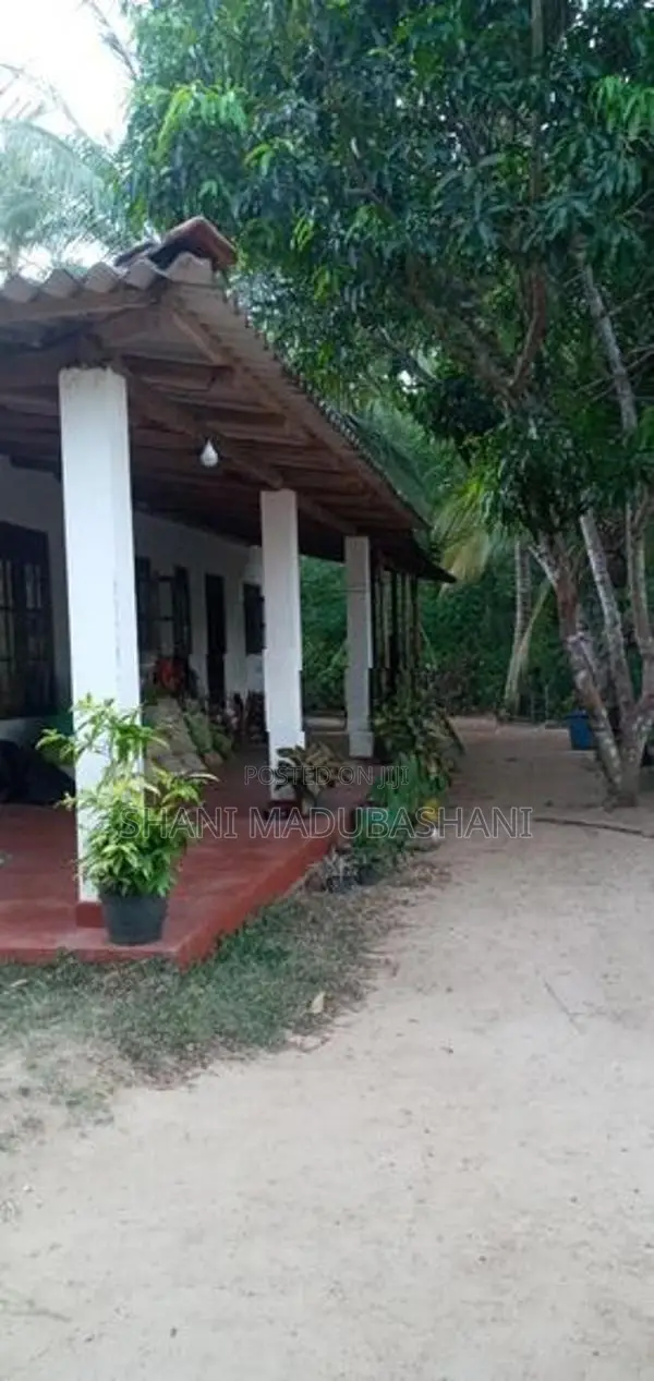 House with Land for Sale මොනරාගල