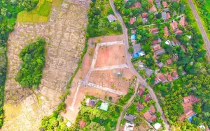 Kakanadura ඉඩමක්