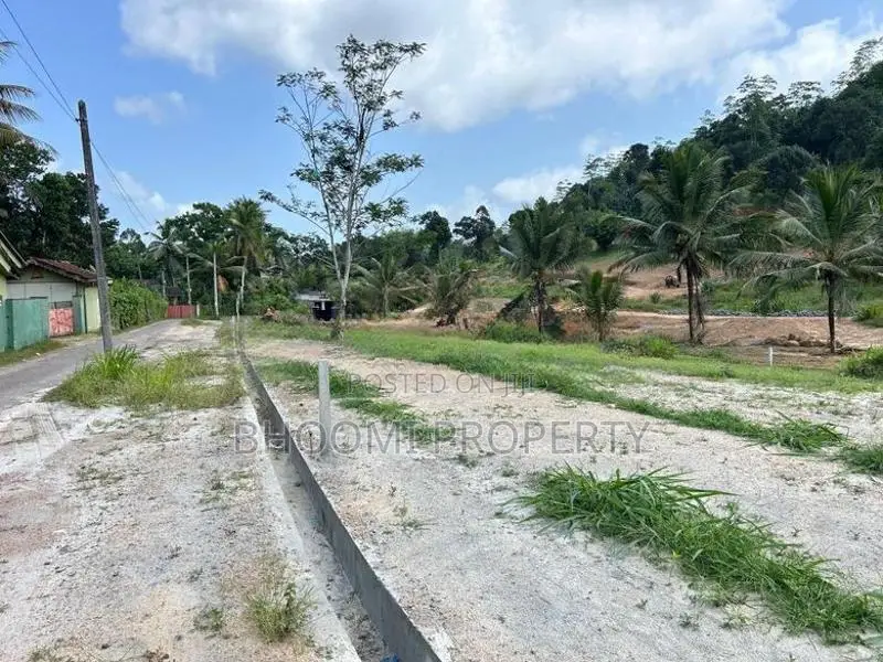 ගාල්ල පින්නදූව අදිවේගී පිවිසුමට ලගින්ම බිම් කොටස්