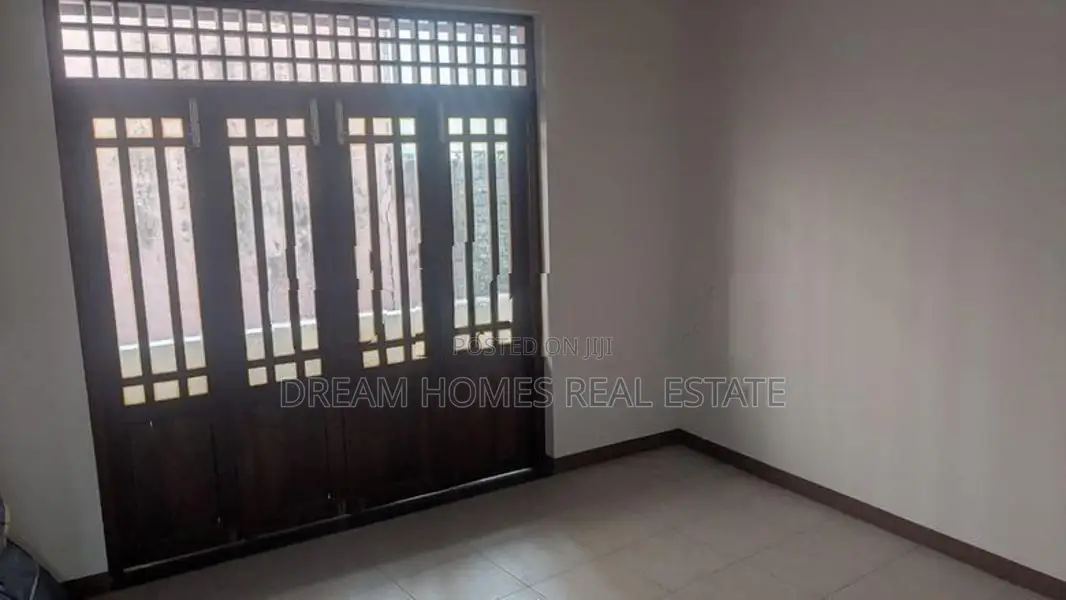4 Bedrooms 2 Story House තලවතුගොඩ