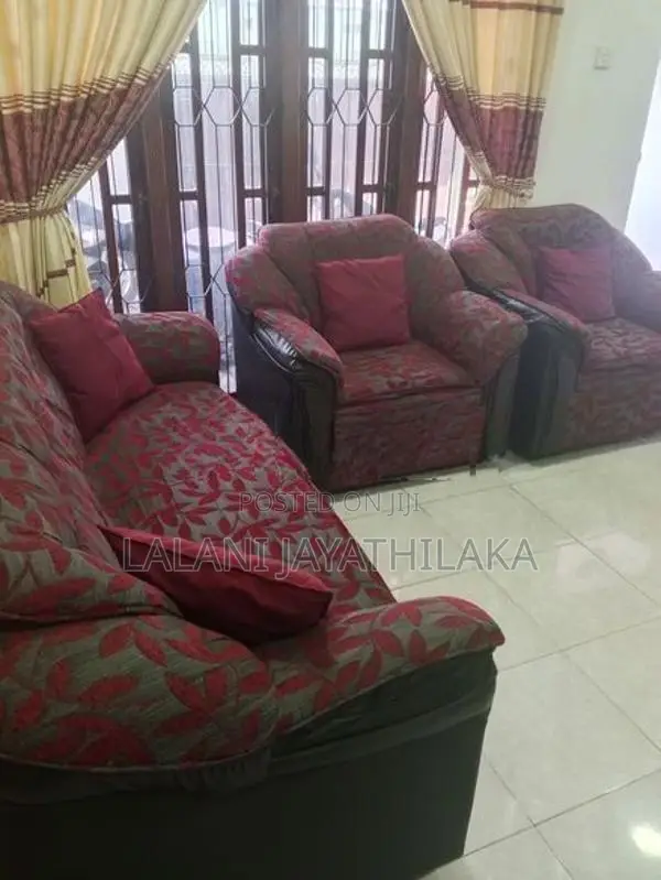 Well looking luxury sofa set