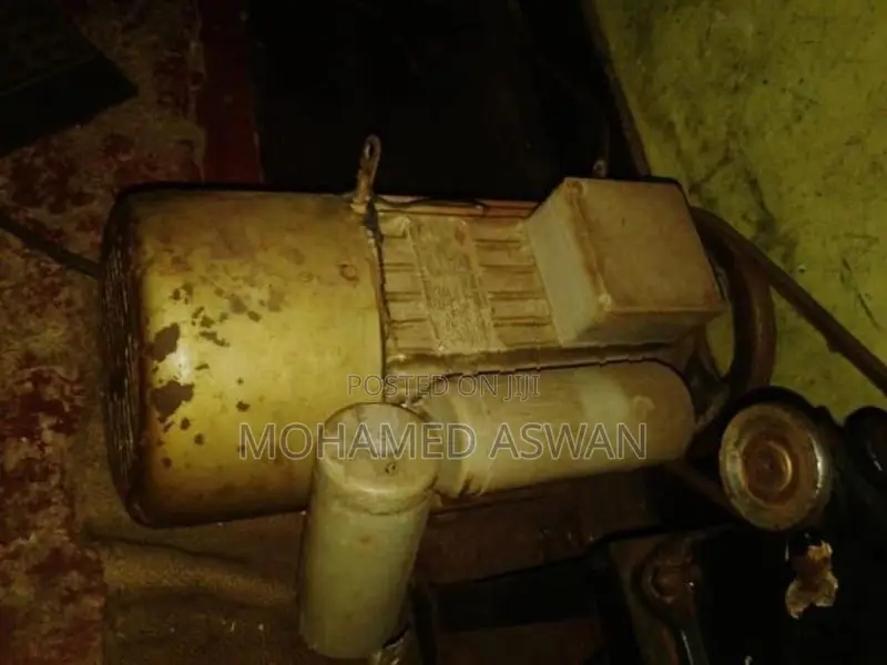 அரிசி இடிக்கும் இயந்திரம்