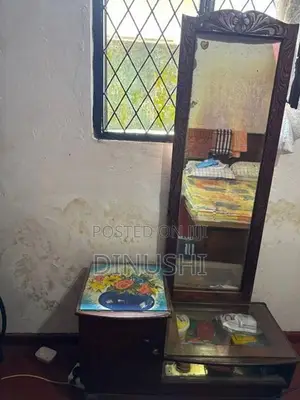 තේක්ක කන්නාඩ් මේසයක්
