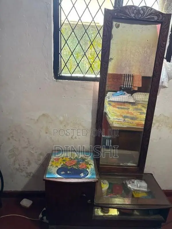තේක්ක කන්නාඩ් මේසයක්