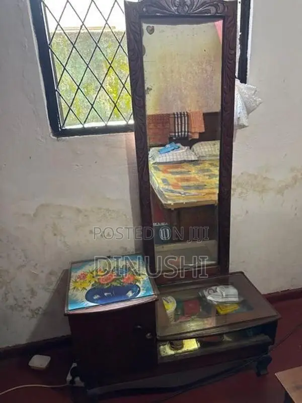තේක්ක කන්නාඩ් මේසයක්
