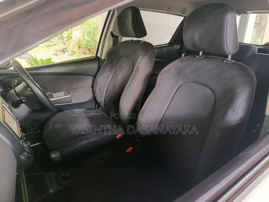 Toyota Vitz 2016 Car (Used)