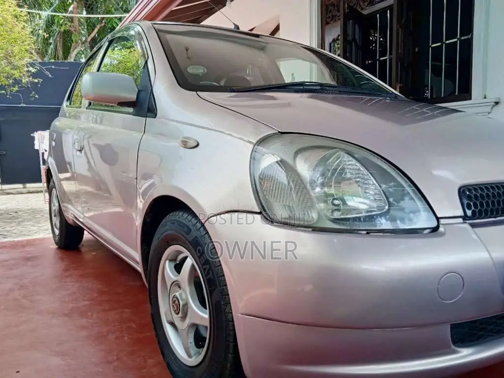 Toyota Vitz 2000 Car (Used)