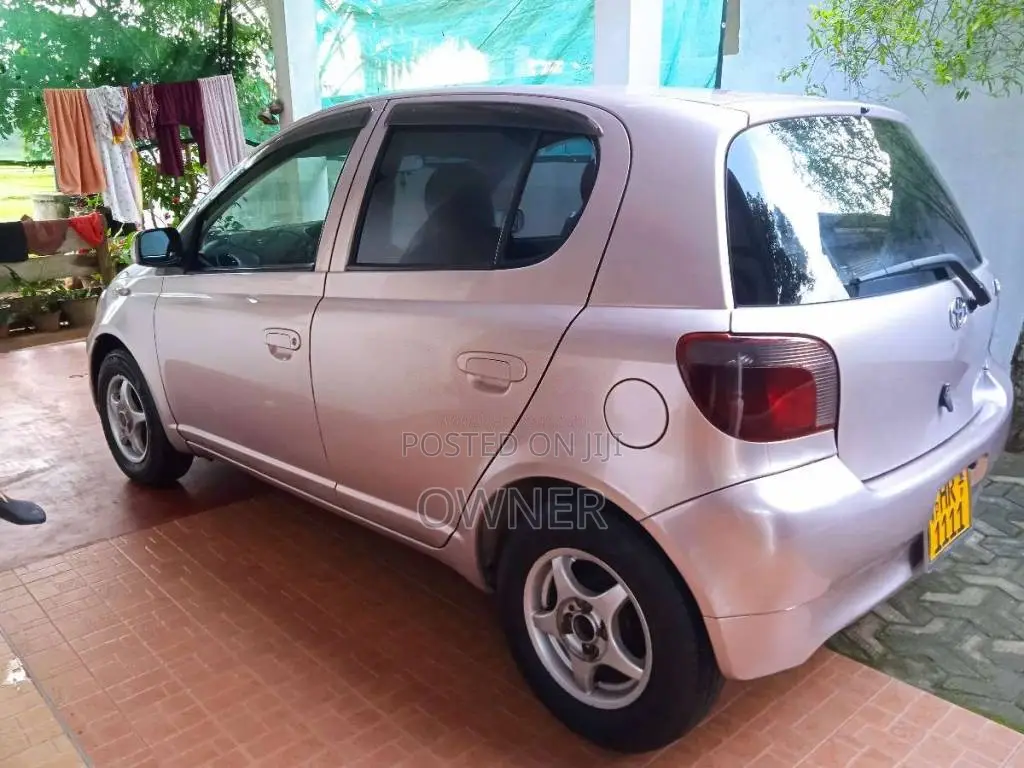 Toyota Vitz 2000 Car (Used)