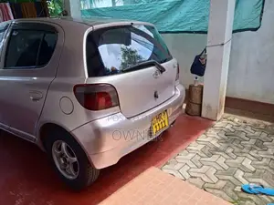 Toyota Vitz 2000 Car (Used)