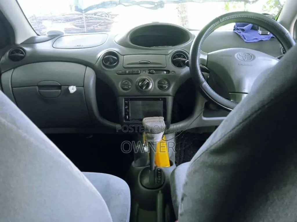 Toyota Vitz 2000 Car (Used)